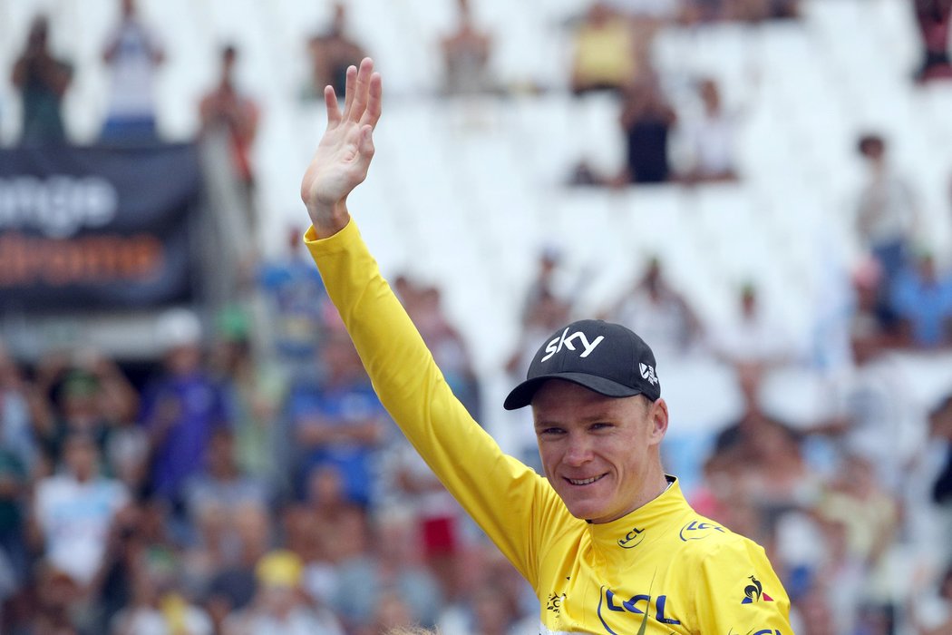 Chris Froome se raduje ze svého celkem čtvrtého vítězství na slavné Tour de France