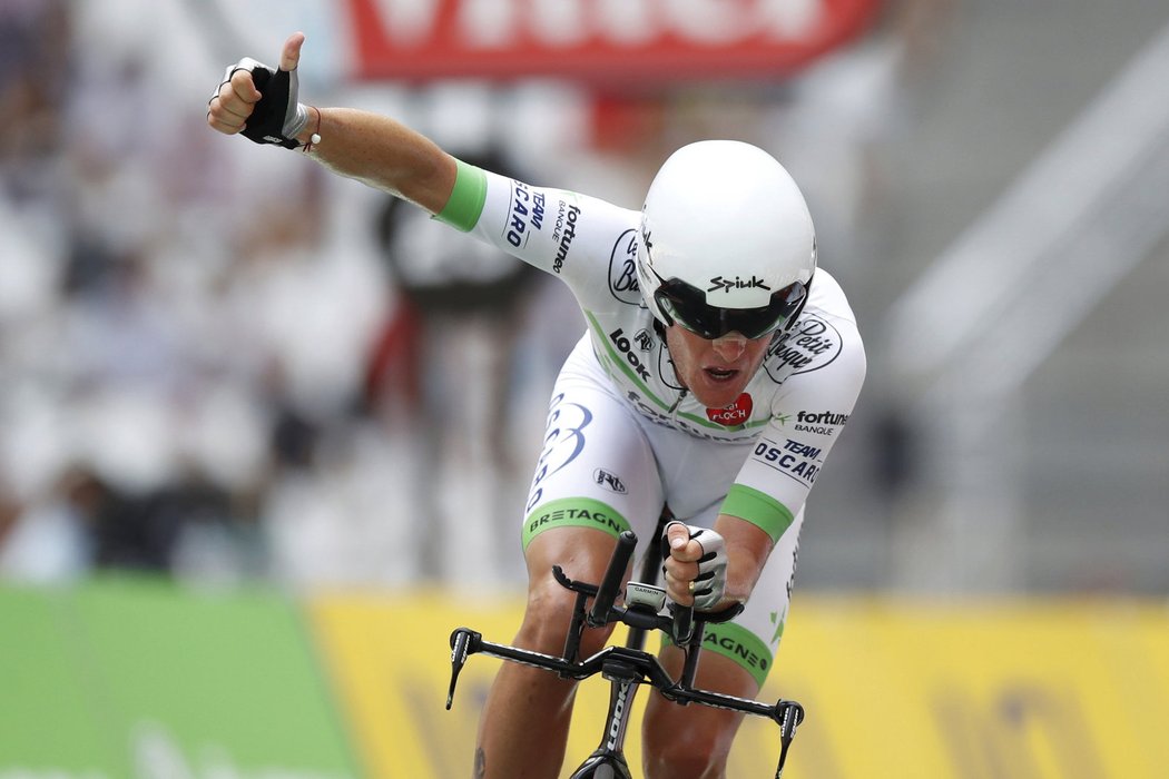 Francouz Maxime Bouet zdraví fanoušky v cíli časovky na Tour de France