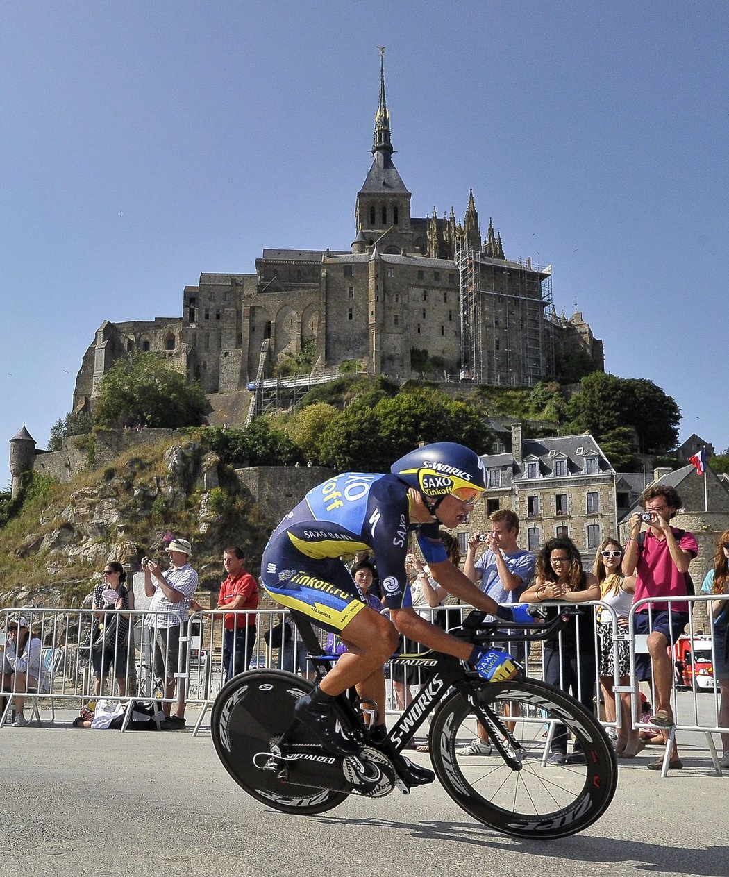 Roman Kreuziger na trati časovky Tour de France s fantastickým pohledem na opatství Mont Saint-Michel