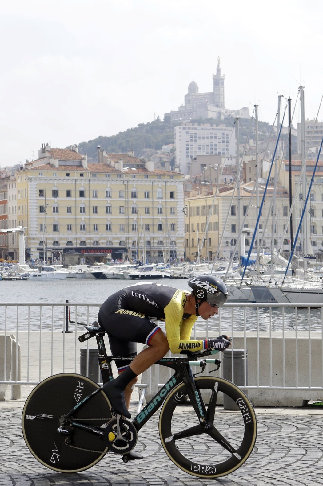 Závěrečná časovka na Tour de France se jela v krásném prostředí přímořského Marseille. Na snímku Slovinec Primož Roglič.