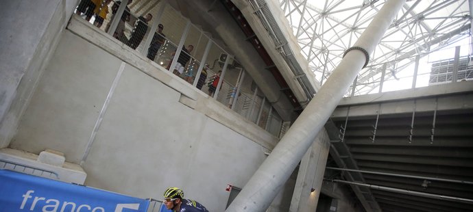 Roman Kreuziger vyjíždí ze stadionu Stade Vélodrome v Marseille při časovce na Tour de France