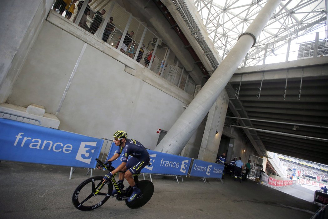 Roman Kreuziger vyjíždí ze stadionu Stade Vélodrome v Marseille při časovce na Tour de France