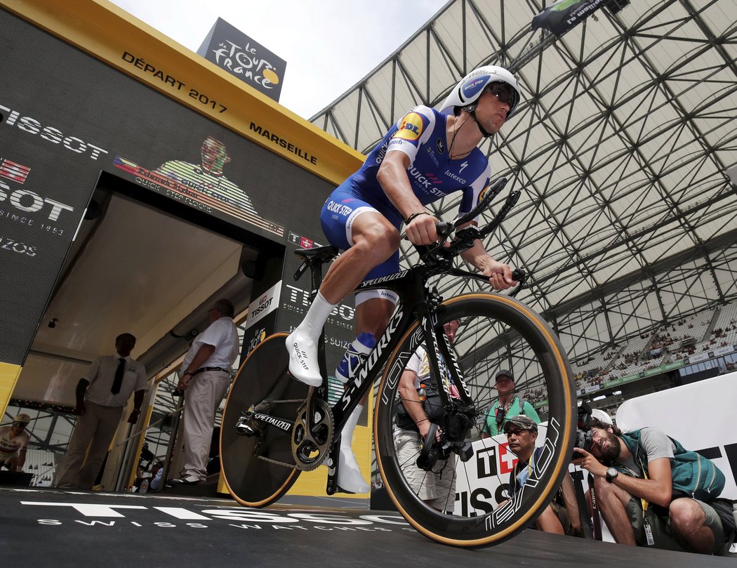 Zdeněk Štybar z týmu Quick-Step vyráží na trať časovky Tour de France