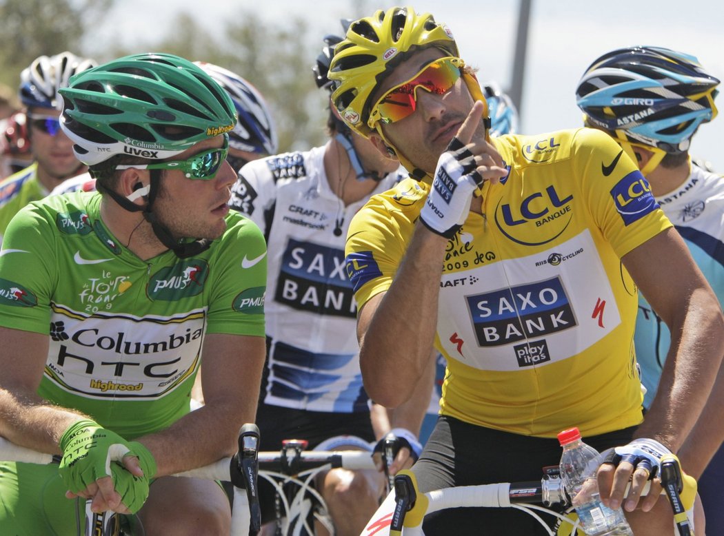 Fabian Cancellara (vpravo) ve žlutém trikotu pro vedoucího jezdce Tour de France si před startem páté etapy povídá s Markem Cavendishem