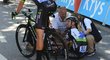 Zraněný jezdec Marc Cavendish (na zemi), pro kterého po kolizi s Peterem Saganem skončila Tour de France