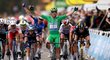 Cyklistická spurterská legenda, jezdec stáje Deceuninck–Quick-Step Mark Cavendish slaví výhru v jedné z etap na Tour de France