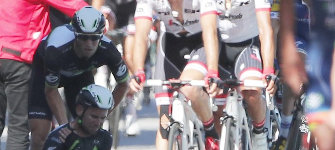 Potlučený jezdec Marc Cavendish, který upadl ve finiši 4. etapy Tour de France