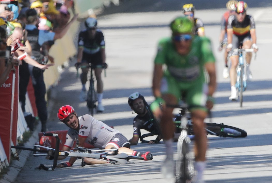 Drsný pád spurtéra Marca Cavendishe ve finiši 4. etapy cyklistické Tour de France