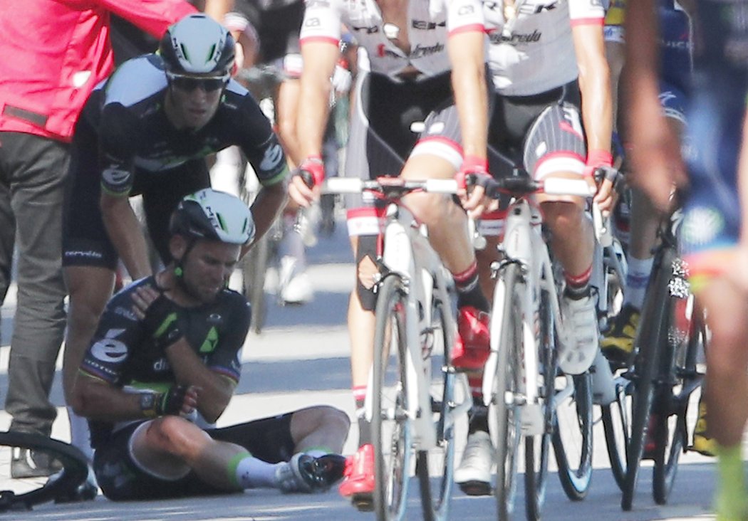 Potlučený jezdec Marc Cavendish, který upadl ve finiši 4. etapy Tour de France