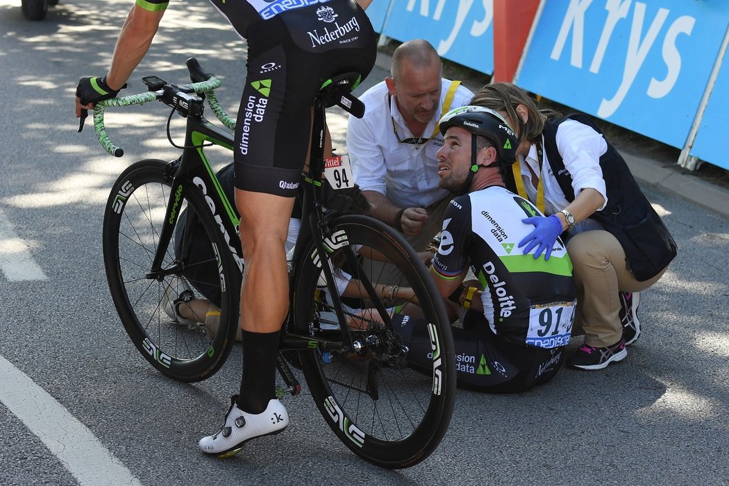 Zraněný jezdec Marc Cavendish (na zemi), pro kterého po kolizi s Peterem Saganem skončila Tour de France