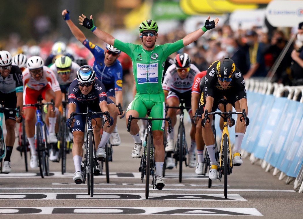 Cyklistická spurterská legenda, jezdec stáje Deceuninck–Quick-Step Mark Cavendish slaví výhru v jedné z etap na Tour de France