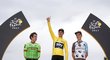 Stupně vítězů po 104. ročníku Tour de France. Vítězný Chris Froome, vlevo druhý Rigoberto Urán, vpravo nakonec třetí domácí Romain Bardet.