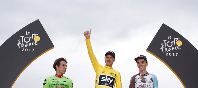 Stupně vítězů po 104. ročníku Tour de France. Vítězný Chris Froome, vlevo druhý Rigoberto Urán, vpravo nakonec třetí domácí Romain Bardet.