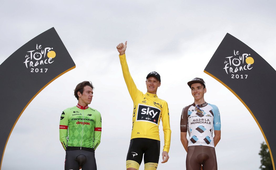 Stupně vítězů po 104. ročníku Tour de France. Vítězný Chris Froome, vlevo druhý Rigoberto Urán, vpravo nakonec třetí domácí Romain Bardet.