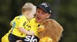 Vítěz Tour de France Chris Froome slaví na pódiu s malým synem