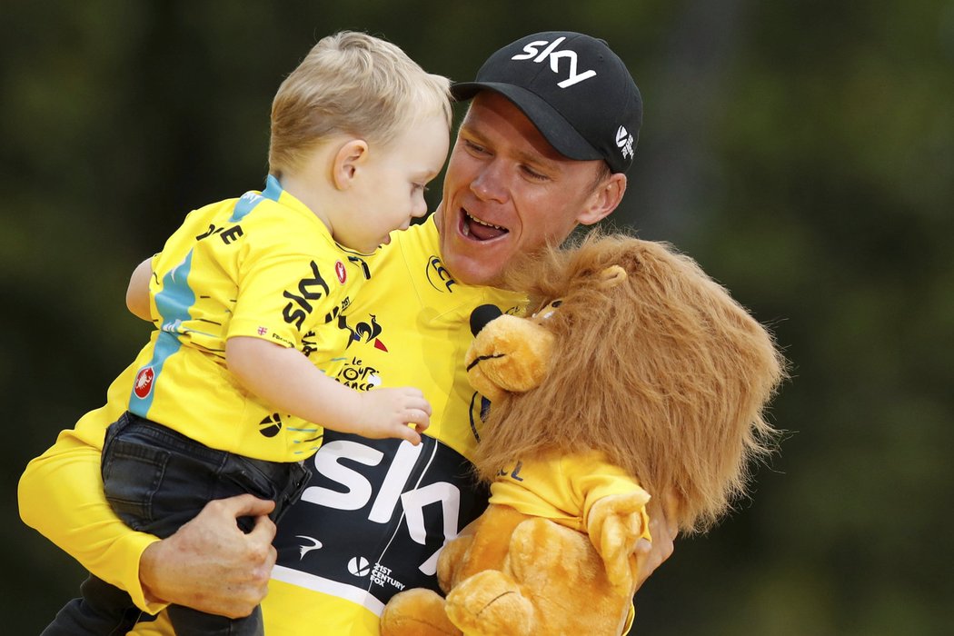 Vítěz Tour de France Chris Froome slaví na pódiu s malým synem