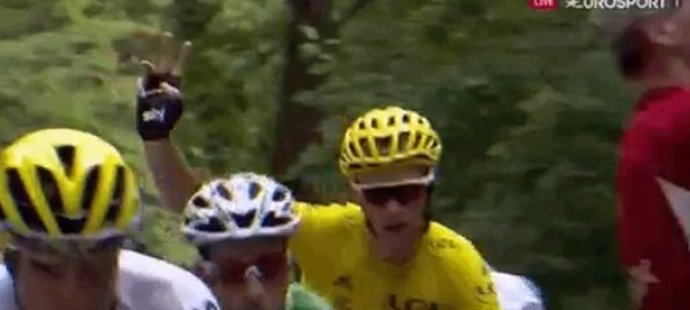 Takhle Chris Froome hlásil technický problém, Fabio Aru mu doslova projel pod zvednutou rukou