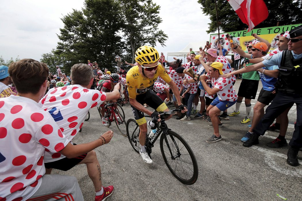 Fanoušci povzbuzují Chrise Frooma ve žlutém trikotu ve stoupání na jeden ze tří vrcholů v královské 9. etapě Tour de France