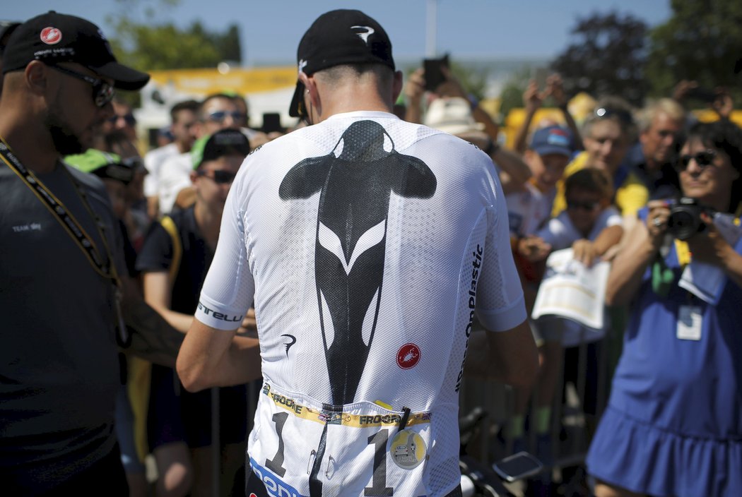 Chris Froome se podepisuje fanouškům před startem čtvrté etapy Tour de France