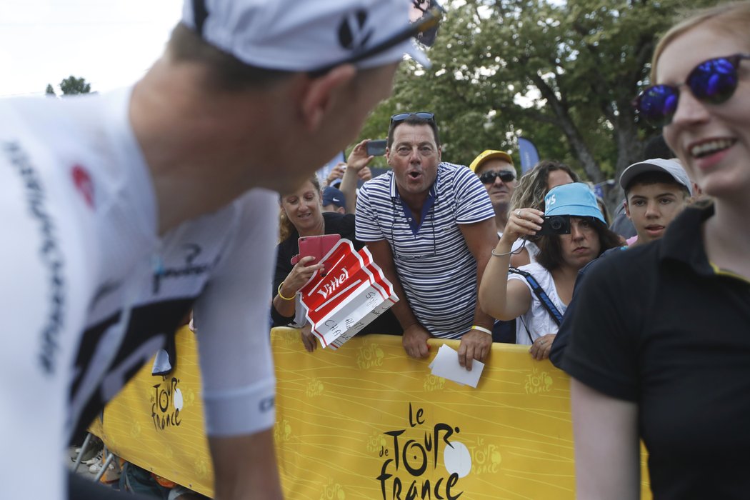 Jeden z fanoušků bučí na Chrise Frooma před startem 15. etapy Tour de France