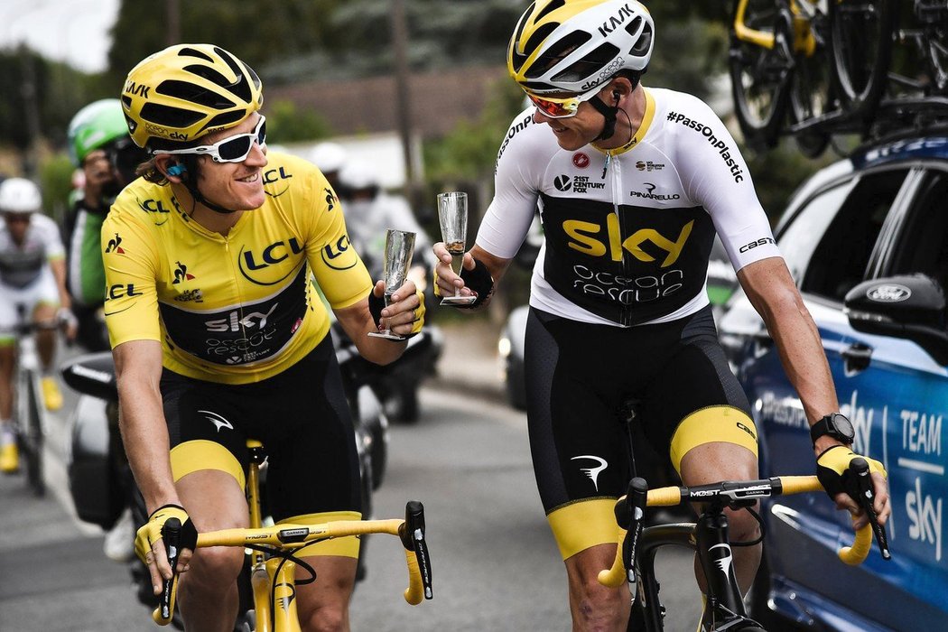 Vítěz letošního ročníku Tour de France Geraint Thomas si přiťukává s Chrisem Froomem