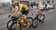 Závěrečná etapa Tour de France byla tradičně uvolněná, na snímku laškuje  Michal Kwiatkowski s Chrisem Froomem