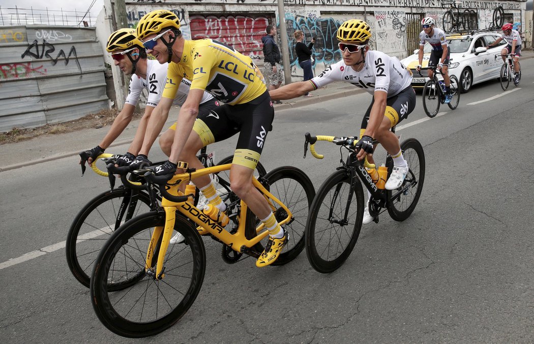 Závěrečná etapa Tour de France byla tradičně uvolněná, na snímku laškuje  Michal Kwiatkowski s Chrisem Froomem