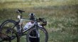 Chris Froome se po hromadném pádu vrací na silnici v úvodní etapě Tour de France