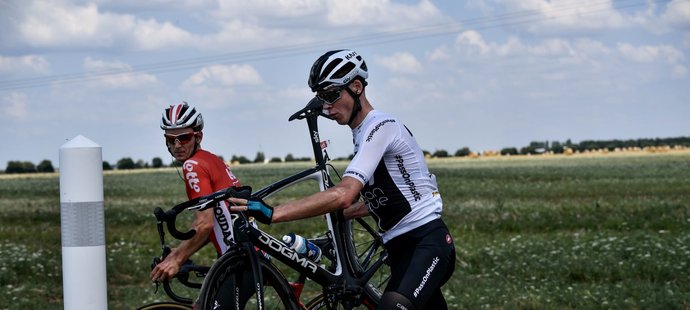 Chris Froome se vrací na silnici po pádu v závěru první etapy Tour de France