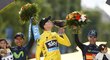 Chris Froome líbá pohár pro vítěz Tour de France, vlevo celkově druhý Nairo Quintana, vpravo třetí muž Alejandro Valverde