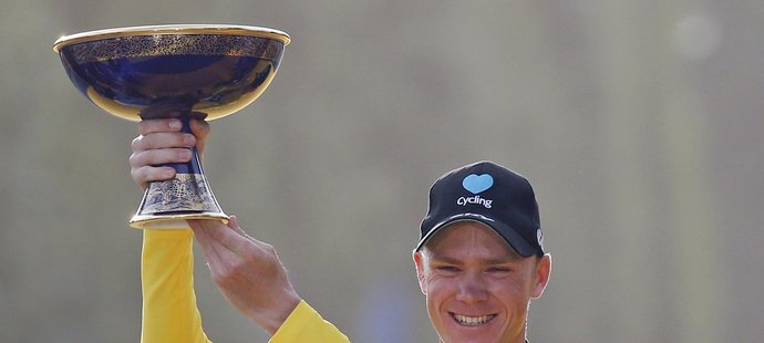 Britský cyklista Christopher Froome s trofejí pro celkového vítěze Tour de France