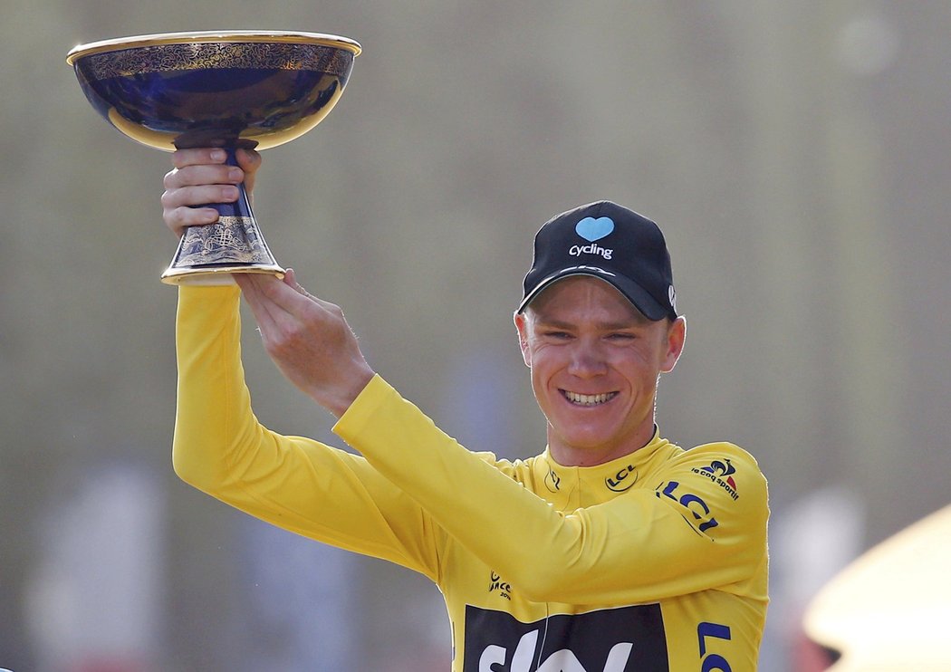 Britský cyklista Christopher Froome s trofejí pro celkového vítěze Tour de France