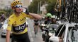 Lídr Tour de France Chris Froome si v závěrečné etapě užívá tradiční skleničku šampaňského