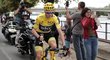 Chris Froome se sklenkou šampaňského v závěrečné etapě Tour de France