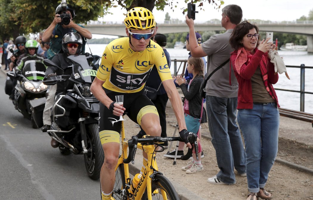 Chris Froome se sklenkou šampaňského v závěrečné etapě Tour de France