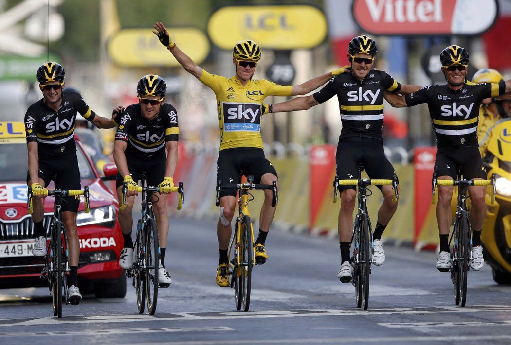 Crhistopher Froome projíždí jako celkový vítěz cílem poslední etapy Tour de France spolu s týmovými parťáky ze stáje Sky