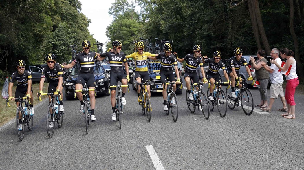 Stáj Sky a týmová oslavná jízda uprostřed s lídrem Tour de France Chrisem Froomem