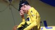 Chris Froome utírá slzy na pódiu poté, co udržel žlutý trikot a zajistil si tak triumf v Tour de France