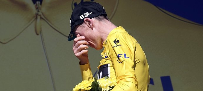 Chris Froome utírá slzy na pódiu poté, co udržel žlutý trikot a zajistil si tak triumf v Tour de France