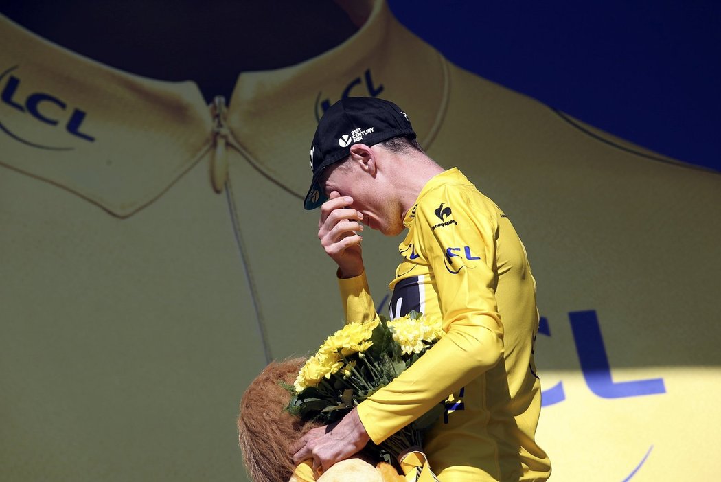 Chris Froome utírá slzy na pódiu poté, co udržel žlutý trikot a zajistil si tak triumf v Tour de France