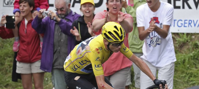 Odřený lídr Chris Froome po pádu v 19. etapě