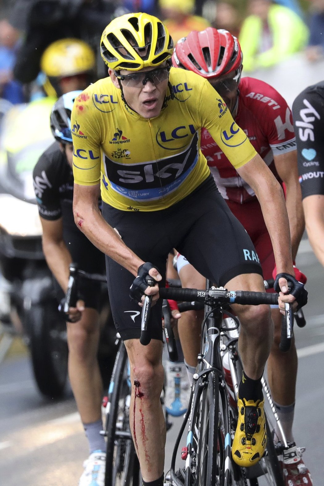 Chris Froome po pádu musel jet na kole svého domestika