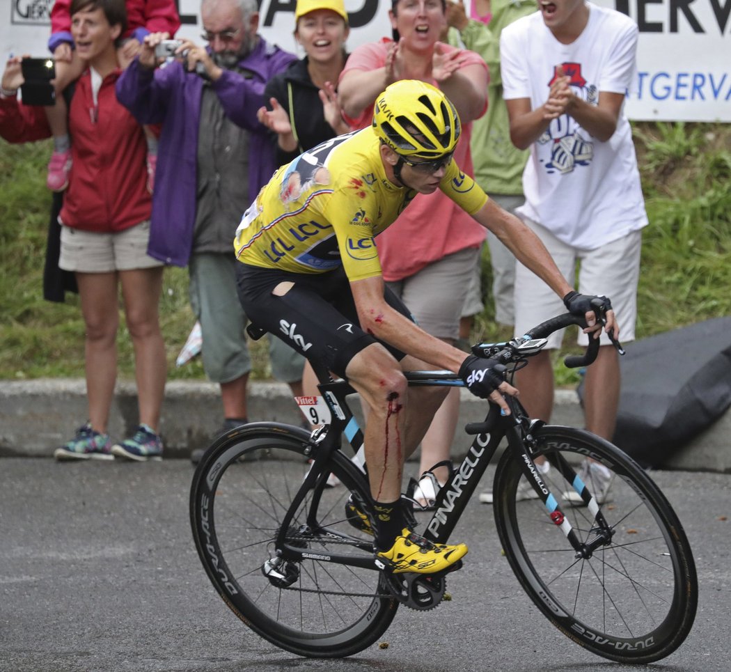 Odřený lídr Chris Froome po pádu v 19. etapě