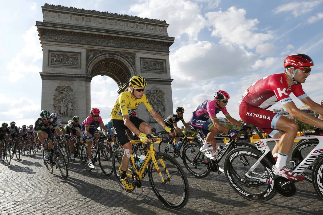 Vedoucí muž Tour de France Chris Froome pod Vítězným obloukem v Paříži