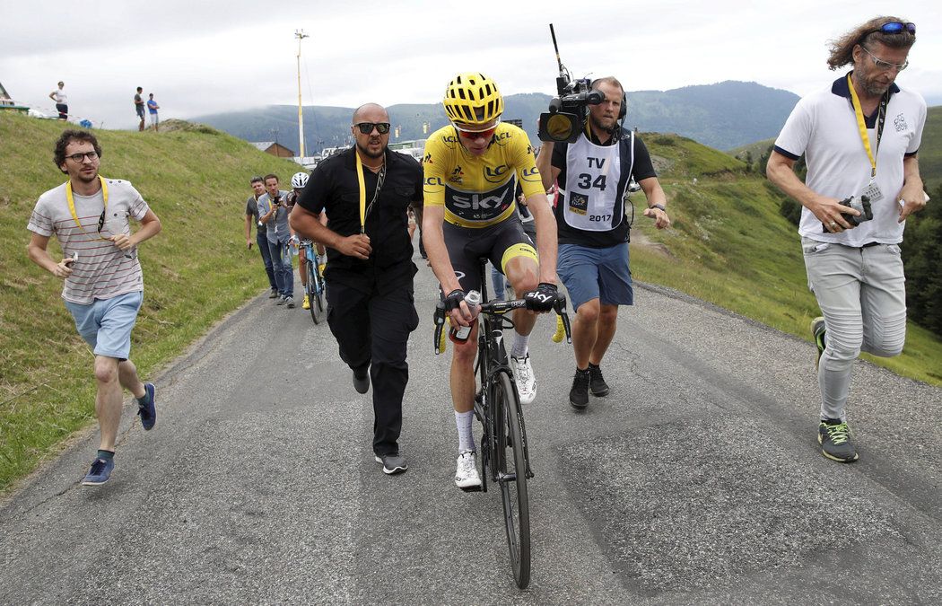 Chris Froome přišel v Pyrenejích o žlutý trikot