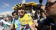 Chrise Froome přijímá gratulace při své cestě pro žlutý trikot po předposlední etapě Tour de France