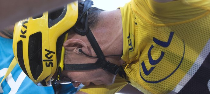 Zničený Chris Froome, který v legendárním stoupání na Alpe d&#39;Huez uhájil žlutý trikot