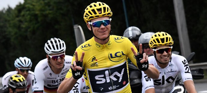 Chris Froome slaví vítězství na dalším Tour de France