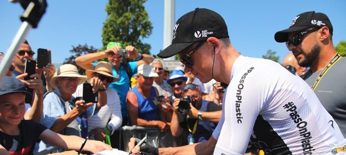 Chris Froome se podepisuje fanouškům.