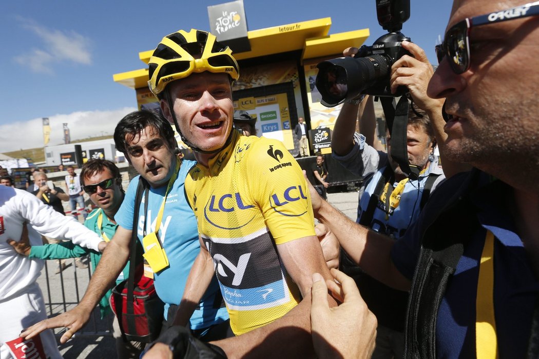 Chrise Froome přijímá gratulace při své cestě pro žlutý trikot po předposlední etapě Tour de France